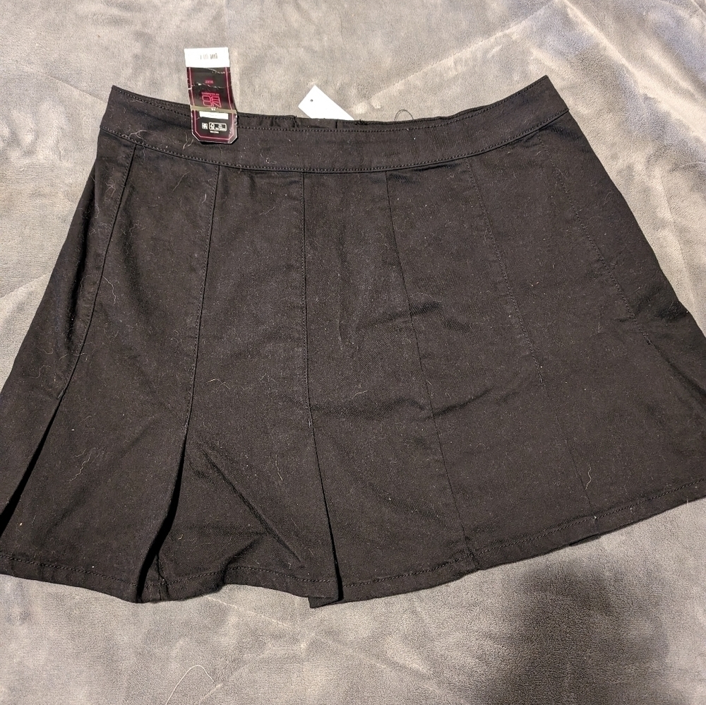 NWT black pleated‎ denim skirt
